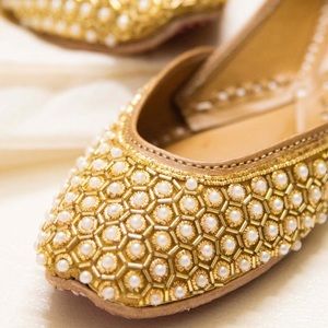 Khussa/jutti- Needledust Dancing Pearls